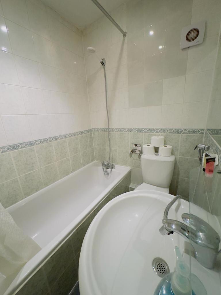 Bright Budget Studio Apartment In Central London Exterior photo